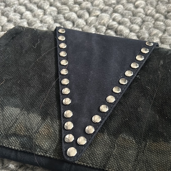 Agabhumi‎ by Thora Wristlet W Magnetic Clasp